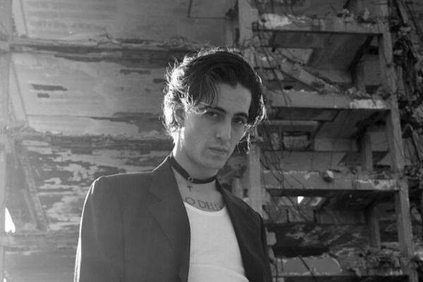 Вокалист из Италии от Maneskin поцеловал гитариста на радостях после победы в Евровидении