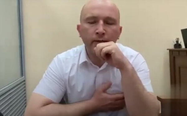 Судья Тандыр, сбивший нацгвардейца, не хочет признавать вину и разыгрывает комедию в суде Судья Тандыр, сбивший нацгвардейца, не хочет признавать вину и разыгрывает комедию в суде