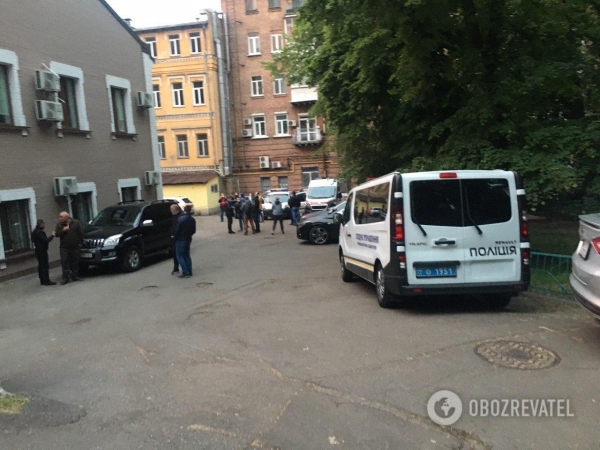 Машина Давыденко была у офиса с самого утра: появились эксклюзивные подробности
Машина Давыденко была у офиса с самого утра: появились эксклюзивные подробности