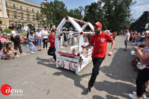 В центре Львова устроили гонки на кроватях В центре Львова устроили гонки на кроватях