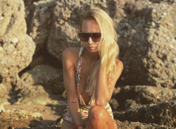 Ирина Сопонару из "Женского квартала" показала пальме холмики без лифчика: "Снимали" Ирина Сопонару из "Женского квартала" показала пальме холмики без лифчика: "Снимали"