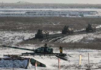 Сразу восемь стран призвало своих граждан покинуть Украину на фоне угрозы вторжения России
