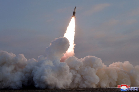 Северная Корея запустила новую баллистическую ракету средней дальности Северная Корея запустила новую баллистическую ракету средней дальности