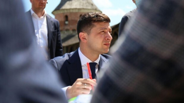 События в Украине развиваются неправильно: у Зеленского упал и не поднимается События в Украине развиваются неправильно: у Зеленского упал и не поднимается