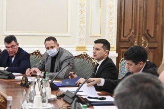 Зеленский рассказал, отправит ли в отставку главу ОП
Зеленский рассказал, отправит ли в отставку главу ОП