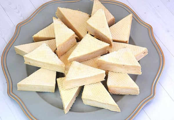 Света нет, кондиционера нет, а вкуснота есть: рецепт мороженого крем-брюле между двух вафелек
