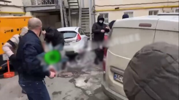 Возле обменника валют в Киеве ранили ветерана АТО - полиция готовится к штурму Возле обменника валют в Киеве ранили ветерана АТО - полиция готовится к штурму