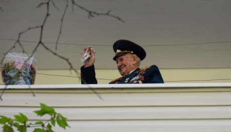 В Одессе военный оркестр сыграл для 99-летнего ветерана-морпеха В Одессе военный оркестр сыграл для 99-летнего ветерана-морпеха
