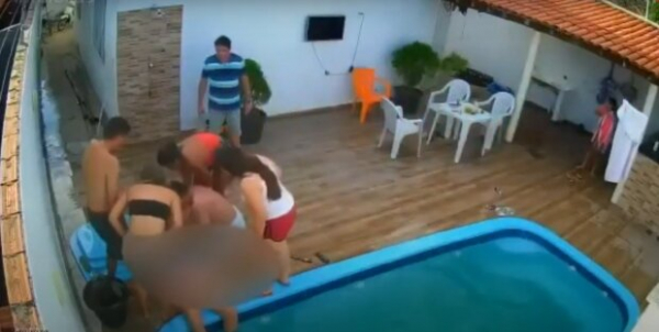 Насос в бассейне засосал волосы 13-летней девочке: провела под водой две минуты и выжила Насос в бассейне засосал волосы 13-летней девочке: провела под водой две минуты и выжила