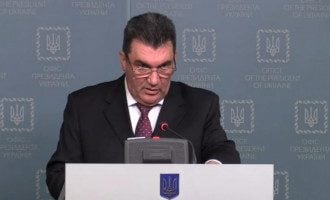 "У врага ноль шансов на победу": Данилов пригрозил РФ ударом в случае военного вторжения в Украину
"У врага ноль шансов на победу": Данилов пригрозил РФ ударом в случае военного вторжения в Украину