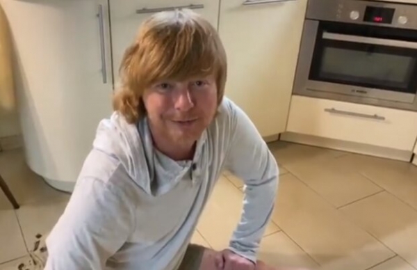 Рыжий с "Иванушек" совсем сдал: отек, располнел и сгорел на солнце Рыжий с "Иванушек" совсем сдал: отек, располнел и сгорел на солнце