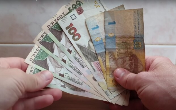 Украинцам выплачивают деньги ко дню рождения: кто получит приятный подарок