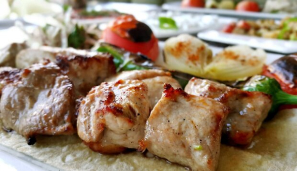 Шашлык запретили для некоторых украинцев: кому опасно есть мясо на углях