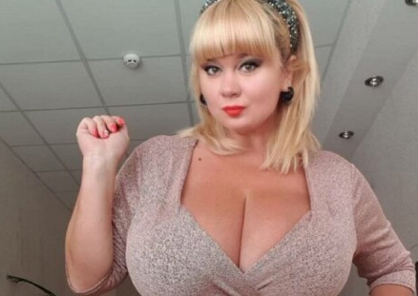Разведенного Дзидзьо заманила Мила Кузнецова с пятнадцатым размером груди: "Куда смотришь?" Разведенного Дзидзьо заманила Мила Кузнецова с пятнадцатым размером груди: "Куда смотришь?"