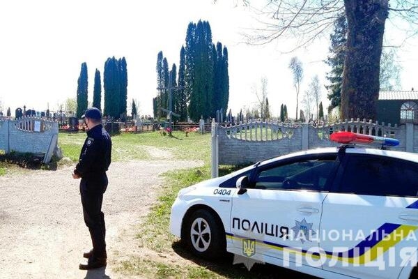 В Украине закрыли кладбища: будут дежурить Нацгвардия и полиция
В Украине закрыли кладбища: будут дежурить Нацгвардия и полиция