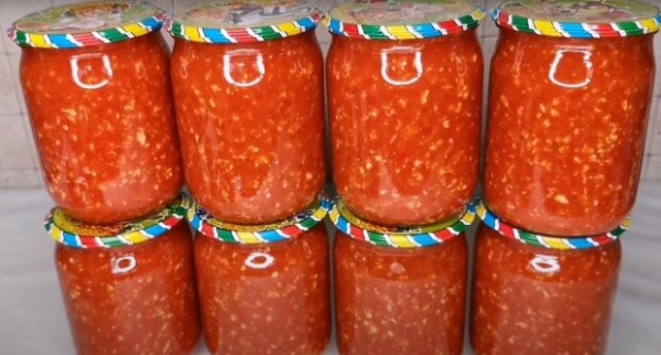 Домашняя аджика из помидоров без варки: в разы вкуснее магазинного кетчупа Домашняя аджика из помидоров без варки: в разы вкуснее магазинного кетчупа