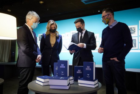 Президентская чета осмотрела выставку "Леся Украинка: 150 имен" Президентская чета осмотрела выставку "Леся Украинка: 150 имен"