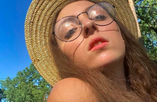 16-летняя Маша Полякова облизала парня и нарвалась на критику: "Фу, гадость" 16-летняя Маша Полякова облизала парня и нарвалась на критику: "Фу, гадость"