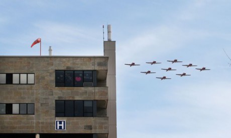 В Канаде медикам салютуют самолетами В Канаде медикам салютуют самолетами