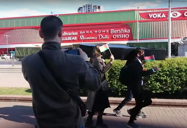В Минске на репетиции парада станцевали с гробом. Фото и видео
В Минске на репетиции парада станцевали с гробом. Фото и видео