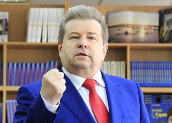 Михаил Поплавский променял студенток на сарай с коровами: "тусил" все выходные Михаил Поплавский променял студенток на сарай с коровами: "тусил" все выходные