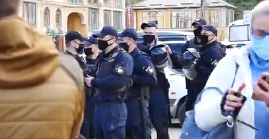 Скандальный нардеп от "Слуги народа" засветился на автопробеге Шария в Одессе: его назвали "бородатой куклой"
Скандальный нардеп от "Слуги народа" засветился на автопробеге Шария в Одессе: его назвали "бородатой куклой"