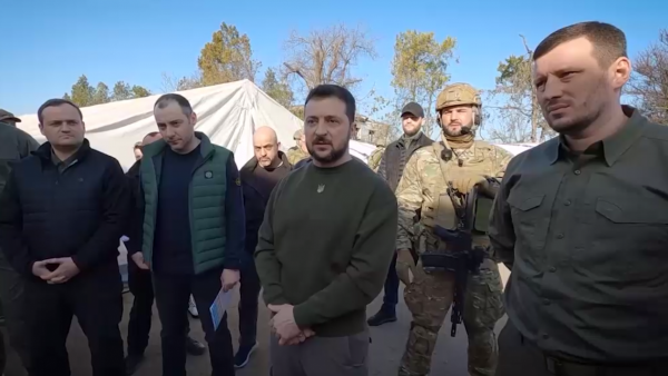 Зеленский прибыл с рабочей поездкой в Херсонскую область: провел совещание и наградил воинов ВСУ
Зеленский прибыл с рабочей поездкой в Херсонскую область: провел совещание и наградил воинов ВСУ