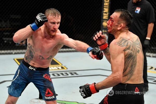 Фергюсон госпитализирован после нокаута от Гэтжи на UFC 249
Фергюсон госпитализирован после нокаута от Гэтжи на UFC 249