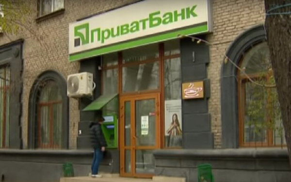 "ПриватБанк" оставляет людей без денег: со счетов исчезают средства без подтверждений