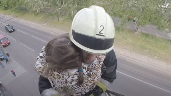 Полуголая женщина застряла на балконе: никто не знает, как это произошло Полуголая женщина застряла на балконе: никто не знает, как это произошло