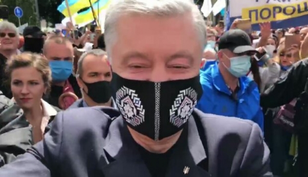 Порошенко сломал камеру оператора возле суда - протянул руку и.... Порошенко сломал камеру оператора возле суда - протянул руку и....