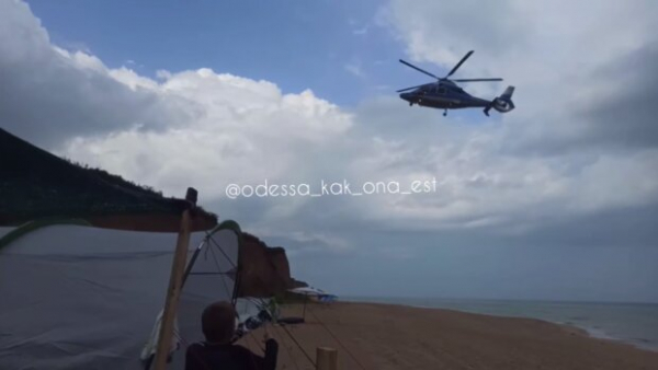 Отдых на пляже превратился для украинцев в кошмар из-за посадки вертолета - "Цари прилетели" Отдых на пляже превратился для украинцев в кошмар из-за посадки вертолета - "Цари прилетели"