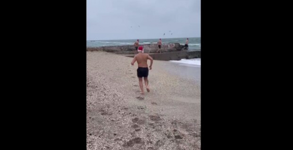 На это холодно даже смотреть: одесские моржи открыли купальный сезон в Черном море посреди зимы На это холодно даже смотреть: одесские моржи открыли купальный сезон в Черном море посреди зимы