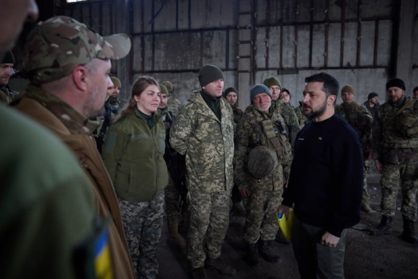 Зеленский посетил передовую в Бахмуте: поблагодарил бойцов ВСУ и вручил им награды
Зеленский посетил передовую в Бахмуте: поблагодарил бойцов ВСУ и вручил им награды