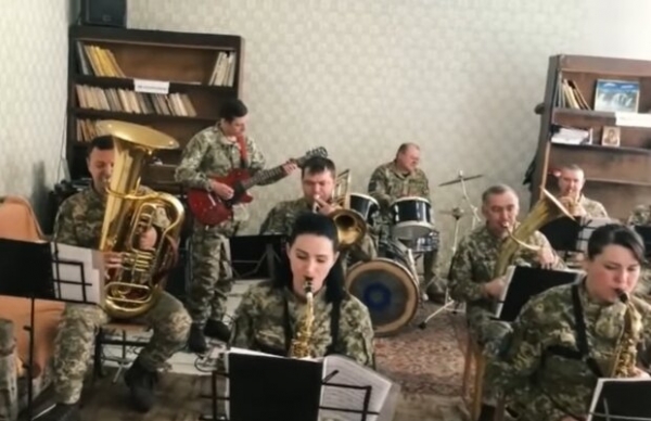 Бойцы ВСУ посвятили артиллерии гениальное творение, задевает за живое: "Защищают свою землю" Бойцы ВСУ посвятили артиллерии гениальное творение, задевает за живое: "Защищают свою землю"