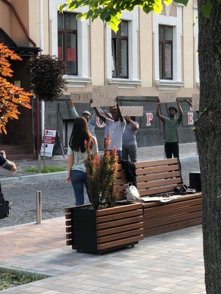 В Тернополе депутат захотел выслать из Украины темнокожих студентов
В Тернополе депутат захотел выслать из Украины темнокожих студентов