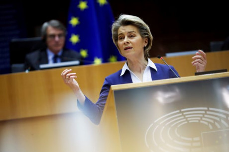 Глава ЕК обещает ужесточить санкции, если РФ будет угрожать Украине в военном плане
