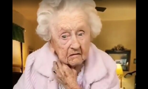 104-летняя бабуля повторила популярный тренд и стала звездой сети: "Нам бы в 70 такими быть" 104-летняя бабуля повторила популярный тренд и стала звездой сети: "Нам бы в 70 такими быть"