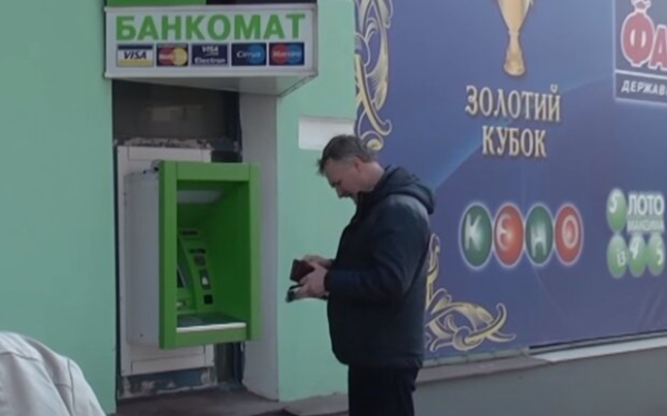 Проверяйте, не отходя от банкомата: "Приват" начал выдавать проблемные купюры