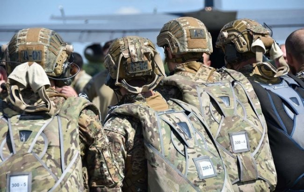 Более полусотни украинских спецназовцев десантировались с американского самолета МС-130 Более полусотни украинских спецназовцев десантировались с американского самолета МС-130