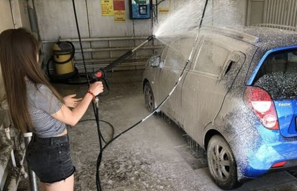 Если вы этого не сделаете, то испортите покрытие машины: как правильно мыть авто летом