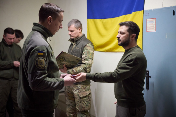 Зеленский прибыл с рабочей поездкой в Херсонскую область: провел совещание и наградил воинов ВСУ
Зеленский прибыл с рабочей поездкой в Херсонскую область: провел совещание и наградил воинов ВСУ
