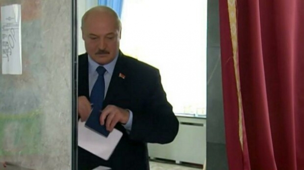 "Из-под контроля ничего не выйдет": Лукашенко отдал свой голос на выборах президента "Из-под контроля ничего не выйдет": Лукашенко отдал свой голос на выборах президента