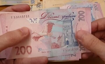 Внимательно посмотрите на свои купюры в 200 и 100 гривен: украинцы могут потерять деньги Внимательно посмотрите на свои купюры в 200 и 100 гривен: украинцы могут потерять деньги