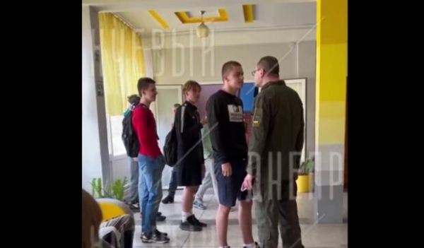 Мужчина в военной форме пришел в школу с угрозами и досталось не только детям Мужчина в военной форме пришел в школу с угрозами и досталось не только детям