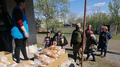 Военные Объединенных сил помогают малообеспеченным и восстанавливают инфраструктуру Донбасса Военные Объединенных сил помогают малообеспеченным и восстанавливают инфраструктуру Донбасса