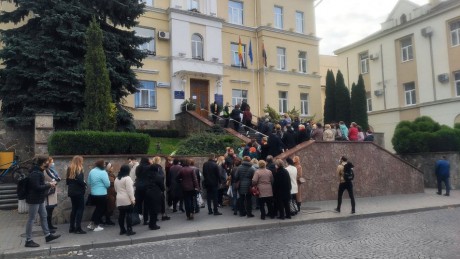 В Луцке протестуют медики клинического роддома В Луцке протестуют медики клинического роддома