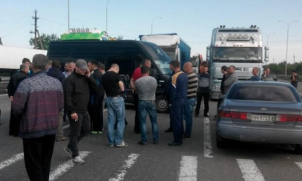 В Украине разрешили блокировать дорогу автомобилям: водителям стоит приготовиться В Украине разрешили блокировать дорогу автомобилям: водителям стоит приготовиться