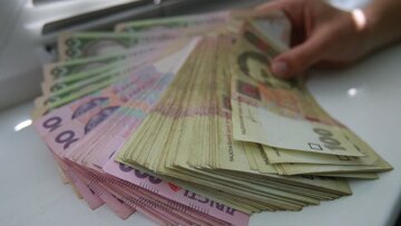 Внимательно посмотрите на свои купюры в 200 и 100 гривен: украинцы могут потерять деньги Внимательно посмотрите на свои купюры в 200 и 100 гривен: украинцы могут потерять деньги