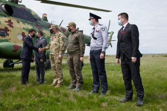 Зеленский прибыл на Луганщину: для селфи с ним выстроилась очередь
Зеленский прибыл на Луганщину: для селфи с ним выстроилась очередь